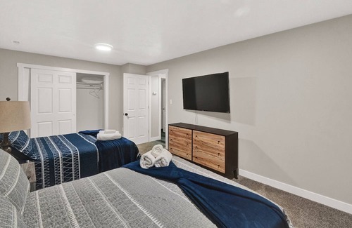 Canyon Rim Haus | New Listing! Comfy, Convenient, Clean, SHOP, SKI, DINE, HIKE, Free Ski Rental & Activities Included!