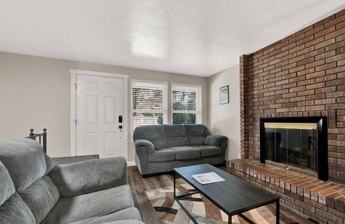 Canyon Rim Haus | New Listing! Comfy, Convenient, Clean, SHOP, SKI, DINE, HIKE, Free Ski Rental & Activities Included!