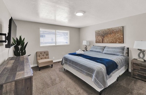 Canyon Rim Haus | New Listing! Comfy, Convenient, Clean, SHOP, SKI, DINE, HIKE, Free Ski Rental & Activities Included!