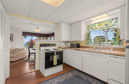 Ewa Haus | Ewa Beachfront Cottage: Beachfront w/Yard & Oceanviews - Your Nostalgic Aloha!