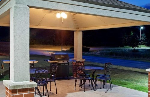 Warrenville Haus | Explore the Best of Naperville from Here! 2 Spacious Accommodations with Kitchen