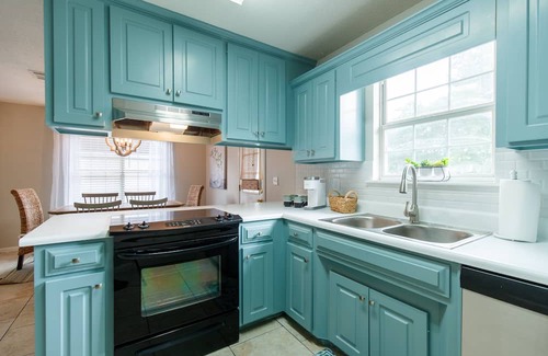 Valdosta Haus | Charming Bungalow- Sleeps 8, Close to Moody AFB/Freedom Park & Pet Friendly!