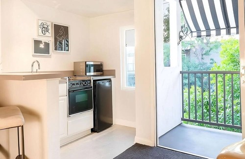 Norma Triangle Haus | Spacious Unit Close to Sunset Deli ! Pet-Friendly, Rooftop Poolside Bar