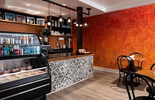 Norma Triangle Haus | Spacious Unit Close to Sunset Deli ! Pet-Friendly, Rooftop Poolside Bar