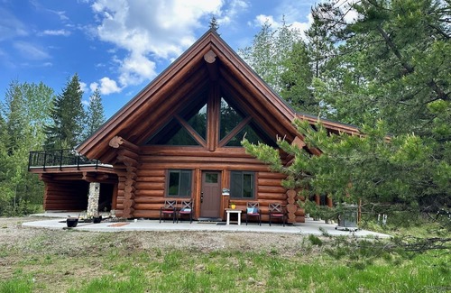 Kootenay Boundary Kabine | Peaceful Log Cabin – Quick Ride to Red Mt. Trails