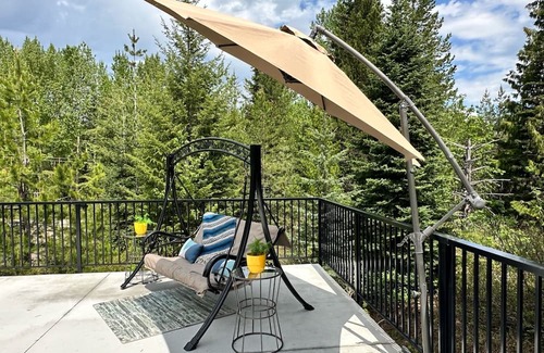 Kootenay Boundary Kabine | Peaceful Log Cabin – Quick Ride to Red Mt. Trails
