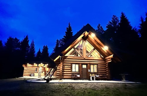 Kootenay Boundary Kabine | Peaceful Log Cabin – Quick Ride to Red Mt. Trails