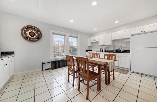 Allston Wohnung | 5BR 2BTH Bright & Spacious Apt in Brighton