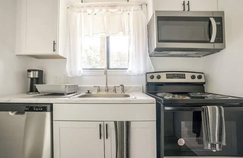 Winston - Salem Eigentumswohnung | 2BR-2BA Near Downtown, WFU & Hospital! 50% off 30+days