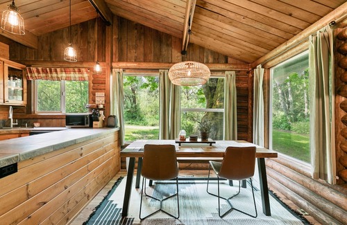 Gold Bar Kabine | The Lily Pad - rustic cabin for 2+pets, mountain view, river access