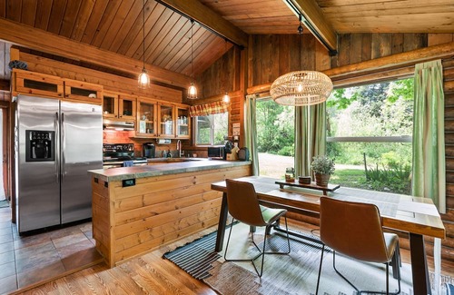 Gold Bar Kabine | The Lily Pad - rustic cabin for 2+pets, mountain view, river access