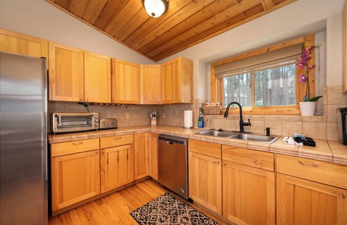 Fraser Haus | Beautiful Rustic Home, 4 BDR + Bonus!