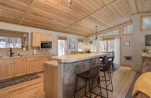 Fraser Haus | Beautiful Rustic Home, 4 BDR + Bonus!