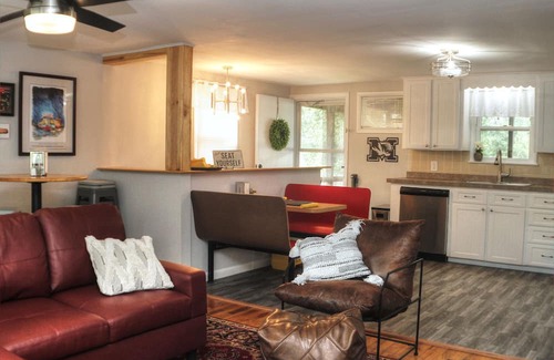 Columbia Haus | South central 4 bedroom house 3 minutes from Faurot Field! Its close and quiet.