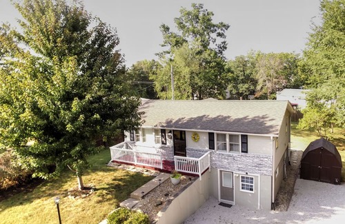 Columbia Haus | South central 4 bedroom house 3 minutes from Faurot Field! Its close and quiet.