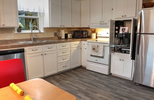 Columbia Haus | South central 4 bedroom house 3 minutes from Faurot Field! Its close and quiet.