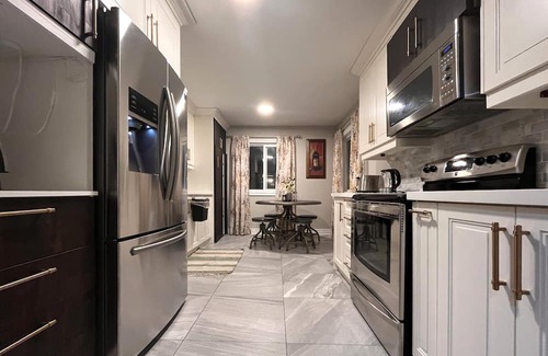 Pickering Haus | Stylish 3bdrm, 2bth house with 2 parking House