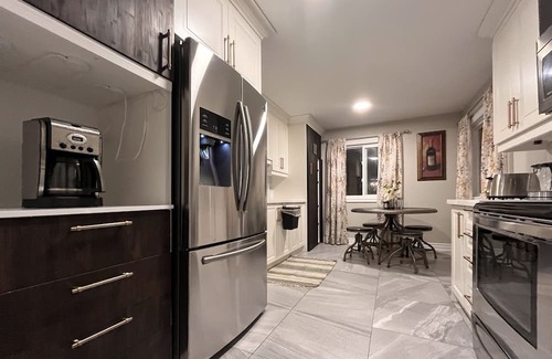 Pickering Haus | Stylish 3bdrm, 2bth house with 2 parking House