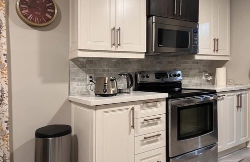 Pickering Haus | Stylish 3bdrm, 2bth house with 2 parking House