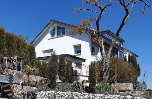 Hayingen Wohnung | Apartment 'Städtle-Blick' with Shared Garden, Balcony and Wi-Fi