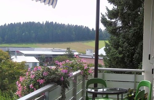 Hayingen Wohnung | Apartment 'Städtle-Blick' with Shared Garden, Balcony and Wi-Fi