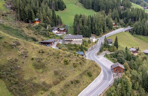 Heiligenblut Haus | Stunning private villa for 10 guests with WIFI, patio, pets allowed and panoramic view