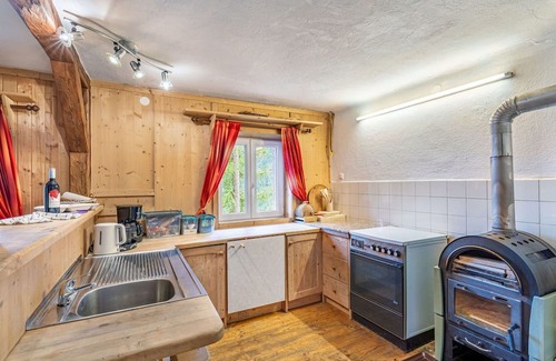 Heiligenblut Haus | Stunning private villa for 10 guests with WIFI, patio, pets allowed and panoramic view