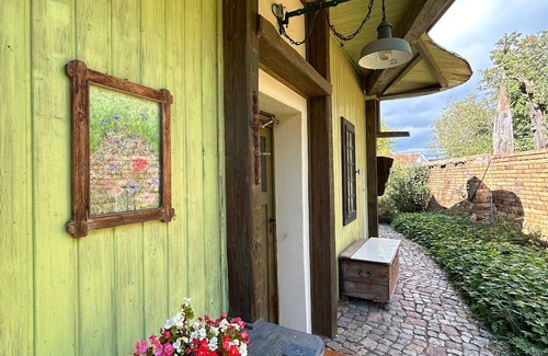 Sandersdorf-Brehna Haus | Holiday Home 'Das Künstlerhaus' with Private Terrace, Private Garden and Wi-Fi