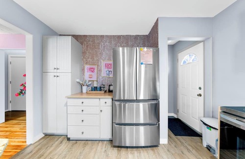 Southwest Edmonton Haus | 5BR Home | Two Private Suites, Perfect for Groups