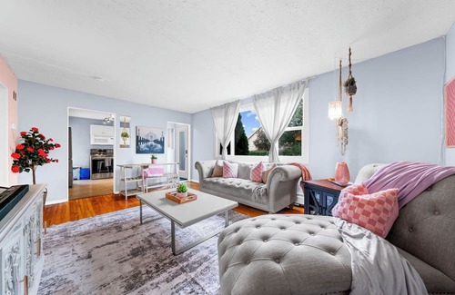 Southwest Edmonton Haus | 5BR Home | Two Private Suites, Perfect for Groups