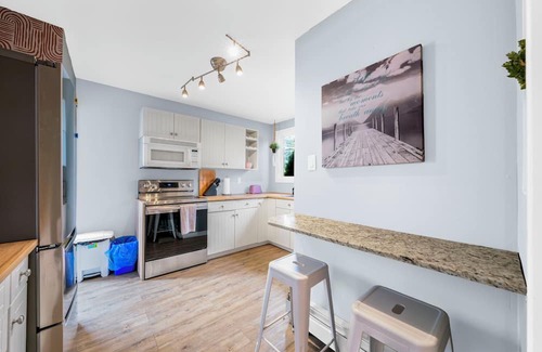 Southwest Edmonton Haus | 5BR Home | Two Private Suites, Perfect for Groups