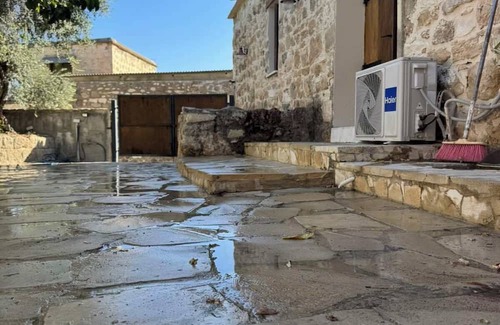 Marathounta Haus | Charming Cyprus Getaway in Páfos - Garden View Holiday House