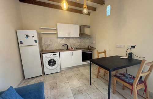 Marathounta Haus | Charming Cyprus Getaway in Páfos - Garden View Holiday House