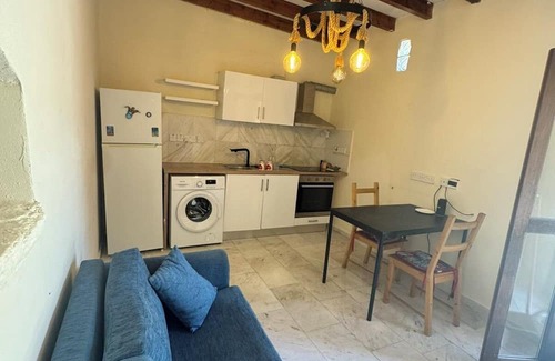 Marathounta Haus | Charming Cyprus Getaway in Páfos - Garden View Holiday House