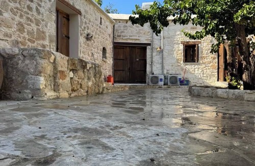Marathounta Haus | Charming Cyprus Getaway in Páfos - Garden View Holiday House