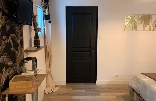 Saint-Michel-Mont-Mercure Bed & Breakfast | Guest Room 'Chambre Camélia' with Shared Garden and Wi-Fi