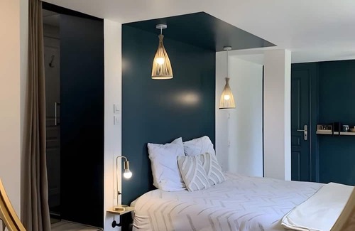 Saint-Michel-Mont-Mercure Bed & Breakfast | Guest Room 'Chambre Arum 6 Minutes from Puy du Fou' with Shared Garden and Wi-Fi