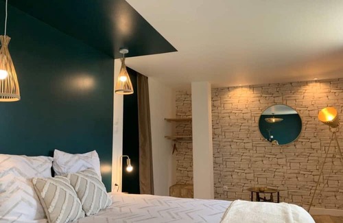 Saint-Michel-Mont-Mercure Bed & Breakfast | Guest Room 'Chambre Arum 6 Minutes from Puy du Fou' with Shared Garden and Wi-Fi