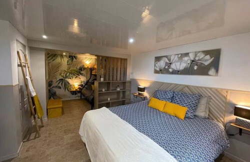 Saint-Michel-Mont-Mercure Bed & Breakfast | Guest Room 'Chambre Hortensias 6min Puy Du Fou' with Shared Garden and Wi-Fi