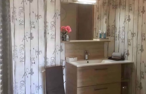 Saint-Michel-Mont-Mercure Bed & Breakfast | Guest Room 'Chambre Cerise 6min from Puy du Fou' with Shared Garden and Wi-Fi