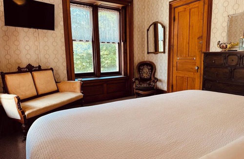 Cherry Valley Bed & Breakfast | Near Cooperstown–10-BR Mansion for Baseball Groups w/Daily Breakfast & 2 Dinners