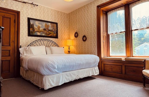 Cherry Valley Bed & Breakfast | Near Cooperstown–10-BR Mansion for Baseball Groups w/Daily Breakfast & 2 Dinners