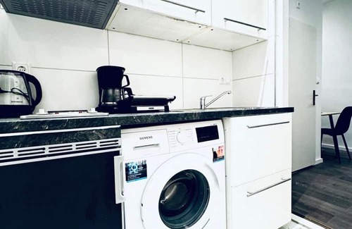 Klosterneuburg Wohnung | Compact Studio Apartment with Essentials, Ideal for 2 Guests