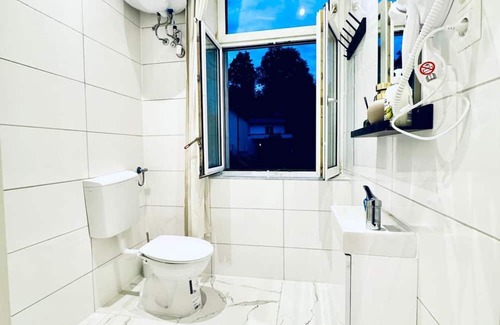 Klosterneuburg Wohnung | Compact Studio Apartment with Essentials, Ideal for 2 Guests