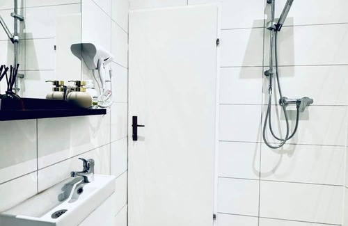 Klosterneuburg Wohnung | Compact Studio Apartment with Essentials, Ideal for 2 Guests
