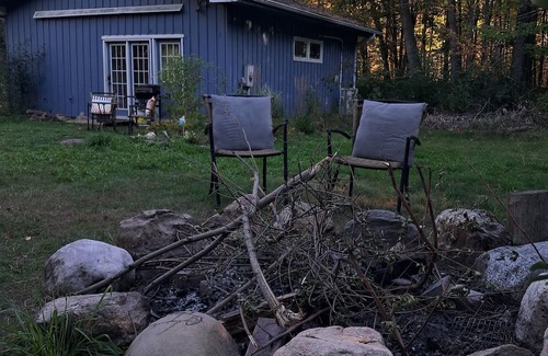 Uxbridge Wohnung | Forest Nature Retreat with Fire Pit and Trails near Thermea Spa