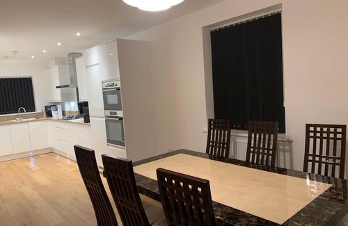 South Ockendon Haus | Charming and Spacious 4-bedroom building in South Ockendon 30 minutes to London