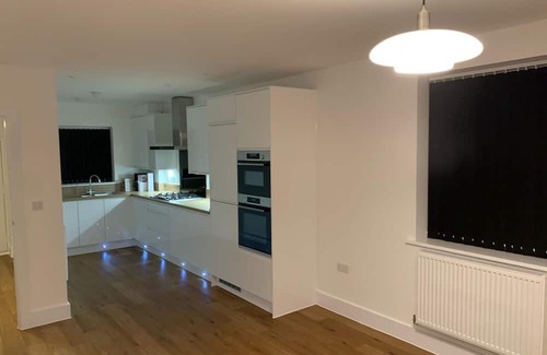 South Ockendon Haus | Charming and Spacious 4-bedroom building in South Ockendon 30 minutes to London