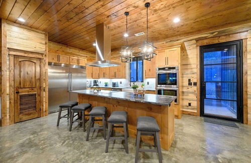 Pickens Kabine | The Unicorn, 8 Bedroom, Pool, Pickleball, Game Room & More