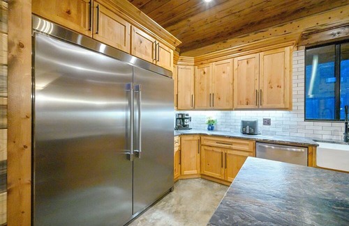 Pickens Kabine | The Unicorn, 8 Bedroom, Pool, Pickleball, Game Room & More